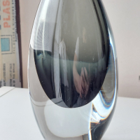 Стара авторска ваза от стъкло фирма Kosta Boda, снимка 3 - Вази - 44978274