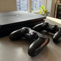 Sony PlayStation 4 Pro с 2 контролера, снимка 1 - PlayStation конзоли - 45481201