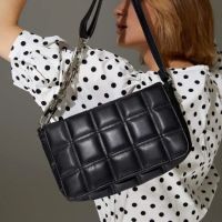 Капитонирана дамска чанта за рамо с асиметричен дизайн на дръжката 25х19см., снимка 4 - Чанти - 45664313