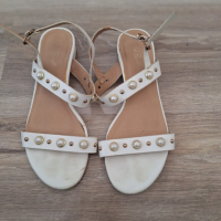 Бели сандали с перли 39 номер, снимка 1 - Сандали - 45018806