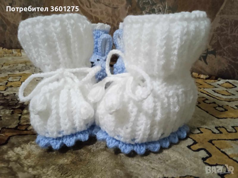 Бебешки, нови ръчно плетени бели терлички със сини бобчета, с връзки , снимка 1