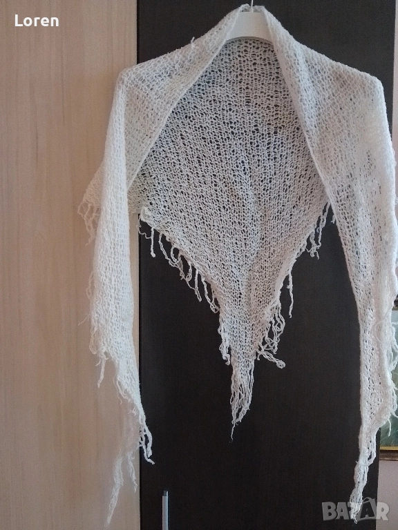 Подарявам!Бял триъгълен шал мекичък, снимка 1