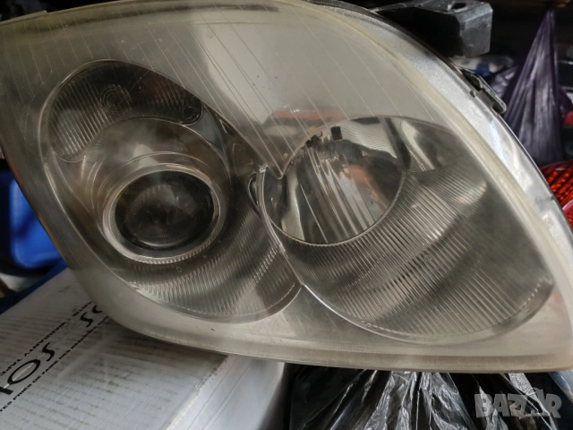 Ляв фар за тойота авенсис