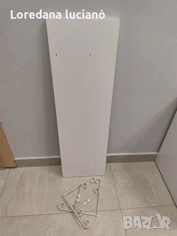 2 бели стенни рафта с куки – хубава състояние