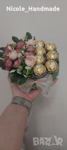 кутия с бонбони и цветя