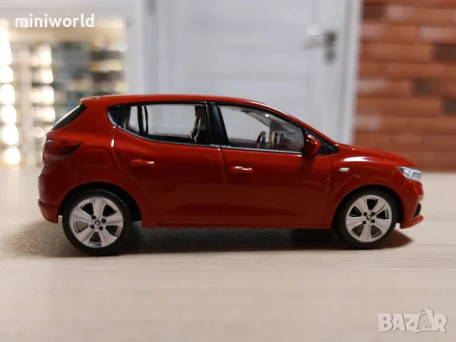 Dacia Sandero III 2020 - мащаб 1:43 на Norev моделът е нов в PVC дисплей-кейс, снимка 5 - Колекции - 49553468