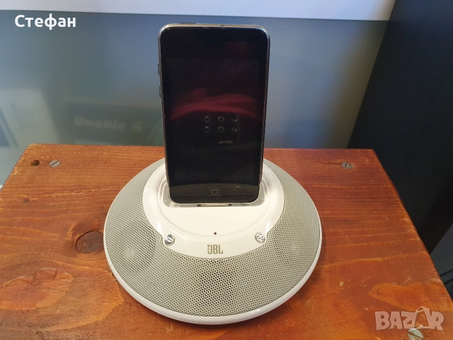Компактна колонка JBL Може да се ползва с aux кабел. Има си адаптер към нея. Страхотен звук за такав