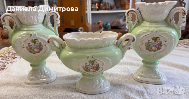 Италиански комплект от две вази и една купа в стил Capodimonte и цвят мента