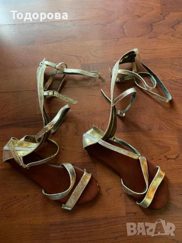 Римски сандали златисти