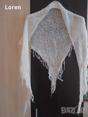 Подарявам!Бял триъгълен шал мекичък