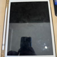 iPad сребрист, снимка 1 - Таблети - 45005443