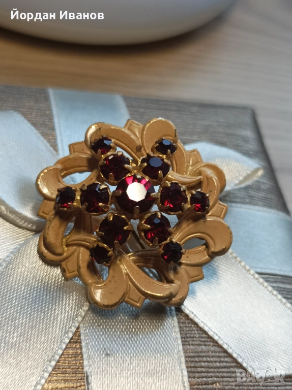 Старинна брошка с кристали , снимка 1