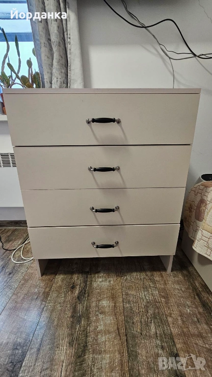 Продавам скрин с 4 чекмеджета, снимка 1