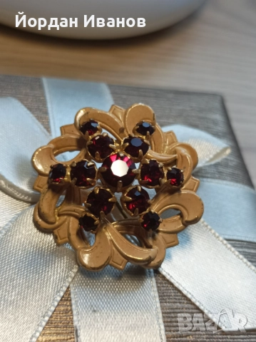 Старинна брошка с кристали 