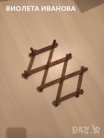 малка дървена закачалка.