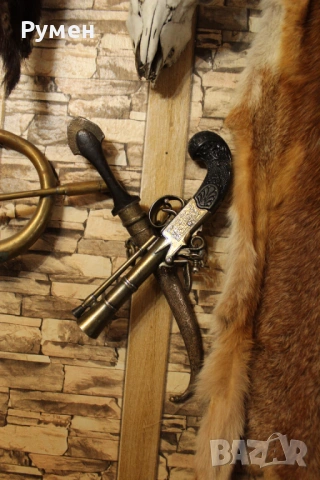 Кремъчен пистолет и голяма кама (ханжар)