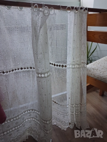 Две пердета за малък прозорец