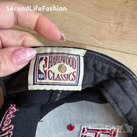 Шапка с козирка Miami Heat Mitchell&Ness NBA червено черно зимна , снимка 8 - Шапки - 53809951