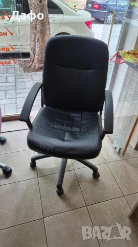 Черен кожен запазен офис стол , снимка 2 - Столове - 51374999