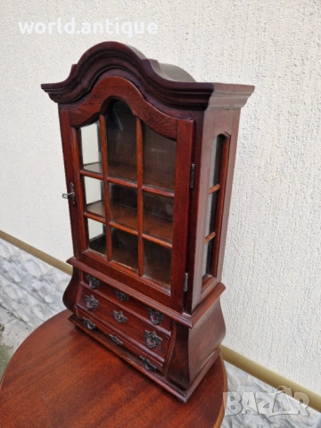 Уникална антикварна английска дървена витринка с чекмеджета махагон, снимка 4 - Антикварни и старинни предмети - 53063039