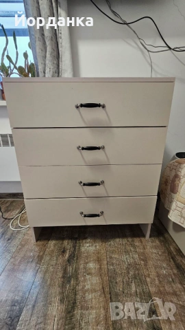 Продавам скрин с 4 чекмеджета