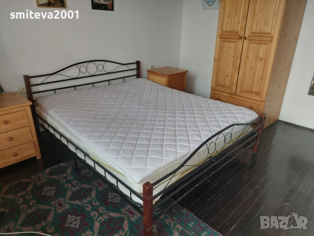 Двойно метално легло с дървени крака, снимка 2 - Спални и легла - 53848593