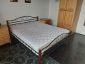 Двойно метално легло с дървени крака, снимка 2