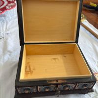 Дърво и месинг - изящна винтидж кутия за съхранение на бижута с ключе. , снимка 3 - Нумизматика и бонистика - 45712951