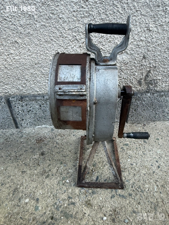 Продавам Военна Ръчна Сирена за Въздушна Тревога , снимка 1