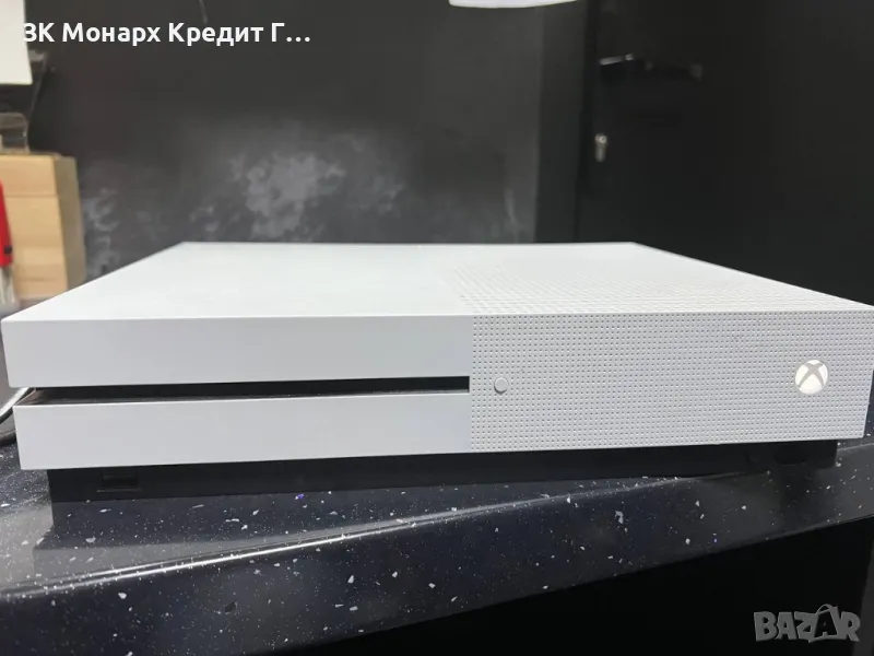 Конзола Xbox one s 1tb с два джойстика , снимка 1