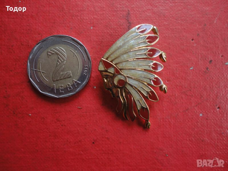 Позлатен нагръден  знак значка Индиански вожд с емайл , снимка 1