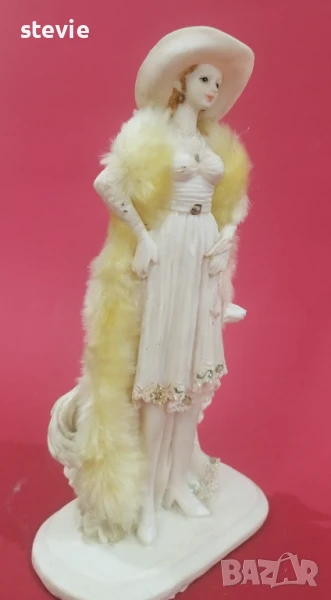 Фигура на дама с куче, снимка 1