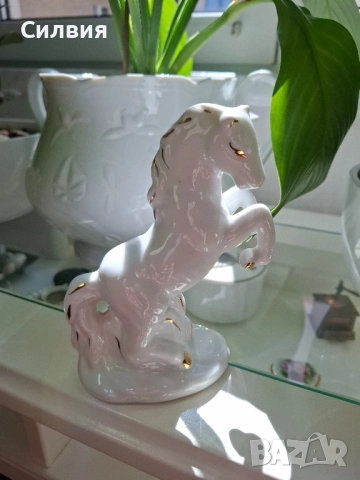 Красиво бяло конче. Порцелан със златен декор. , снимка 6 - Антикварни и старинни предмети - 52500982