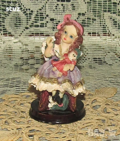 Италианска колекционерска фигура "Mомиченце с кукла", снимка 1