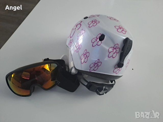 детска ски каска с очила