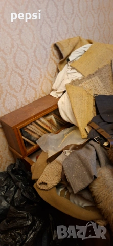 Подарявам голямо количество нови и запазени дрехи, посуда, диван, легло, маса, закачалки чаши чини, снимка 5 - Други стоки за дома - 53248533
