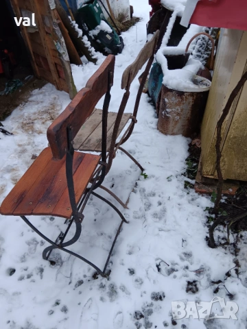 Продават се ретро сгъваеми 4 стола.2 са обновени.