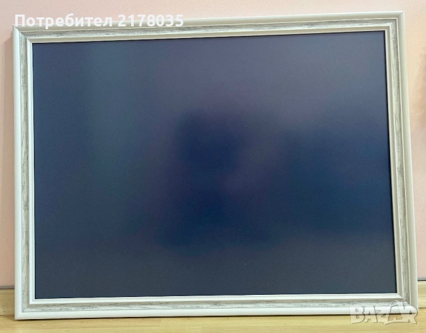 Бяла рамка 80×60 с тъмносиньо паспарту