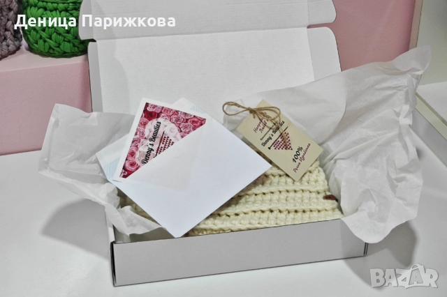 Ръчно плетена шапка „Даниела“ с  релефна плетка и подвижен пухкав помпон, снимка 4 - Шапки - 52623227