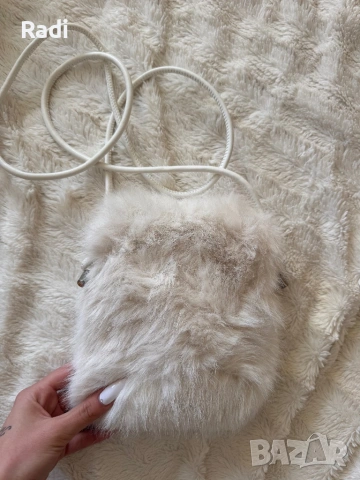 Бяла малка чанта