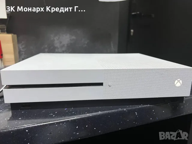 Конзола Xbox one s 1tb с два джойстика , снимка 1 - Xbox конзоли - 48459530