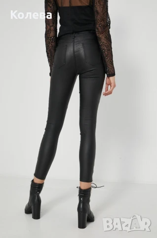 Черен панталон промазан с капси и цип на глезена, снимка 3 - Панталони - 50726769