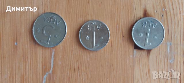 Продавам три монети от 1 и 5 лева от 1992година., снимка 1 - Нумизматика и бонистика - 46350739