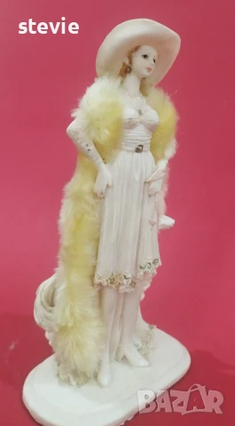 Фигура на дама с куче