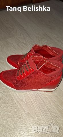 Страхотни, супер лекички червени обувки със скрита платформа. Обувани само веднъж!, снимка 1 - Дамски ежедневни обувки - 45725165