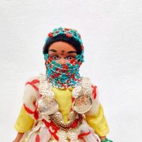 Винтидж колекционерска кукличка от Северна Африка, с книжка за автентичност, снимка 3 - Колекции - 45476861