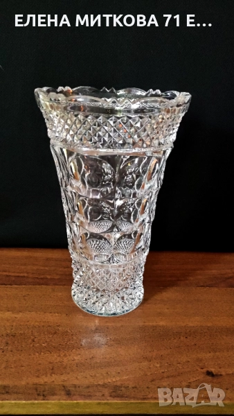 Една внушителна кристална ваза с богата геометрична гравюра и красиво оформен ръб, снимка 1