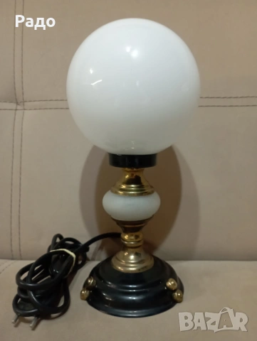 Комплект от две красиви лампи с бели сферични стъклени абажури, снимка 2 - Настолни лампи - 53579773