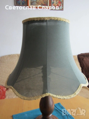 Висока дизайнерска настолна лампа със стойка от стругован орех - 2, снимка 2 - Настолни лампи - 53762517