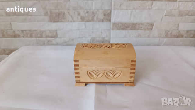 Стара дървена кутия с форма на сандък - пирография - Българска, снимка 2 - Антикварни и старинни предмети - 44970735